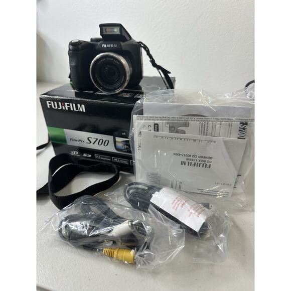 FUJI FILM FinePix S700 Camera 7.1mp SD Card, Batteries Incl. Cd Manual Lens Cap - Picture 1 of 16